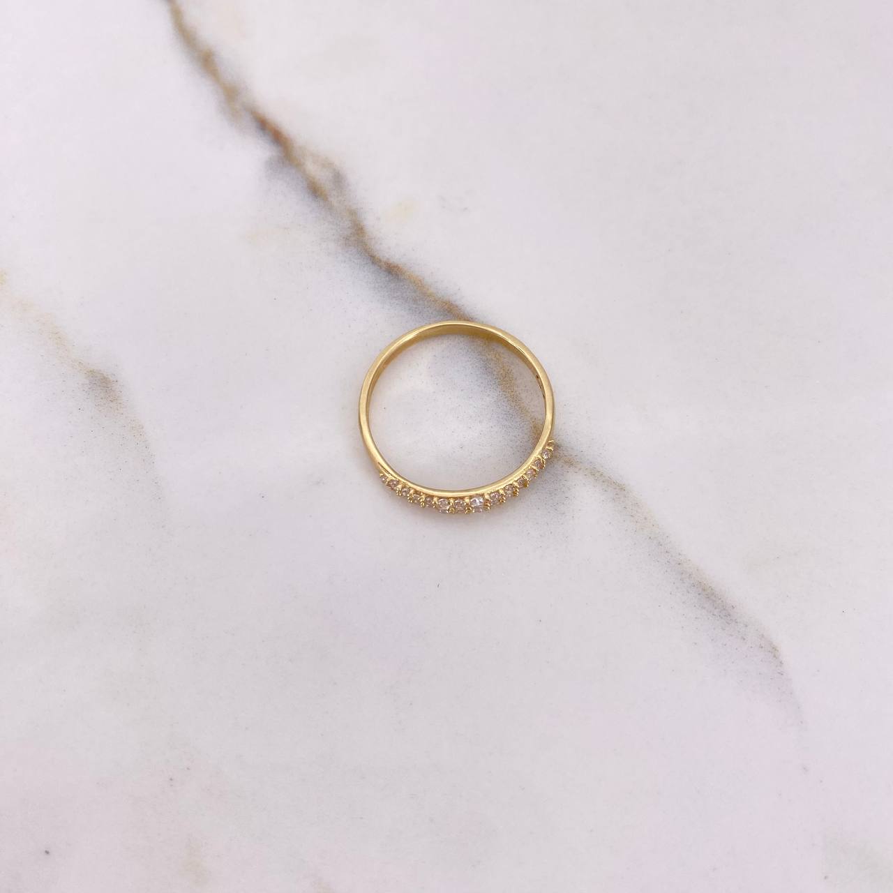 Anillo Churumbela 1.35gr / T6 1/4 / Circones Blancos Oro Amarillo $