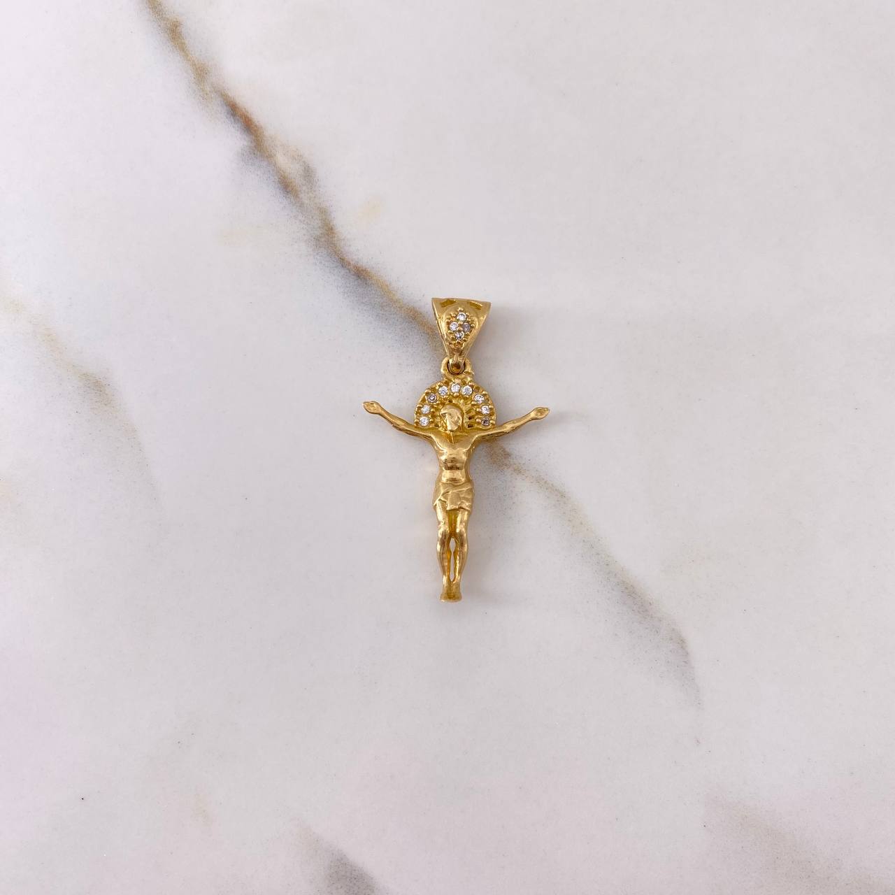 Dije Cristo 3.05gr / 3cm / Circones Blancos Oro Amarillo $