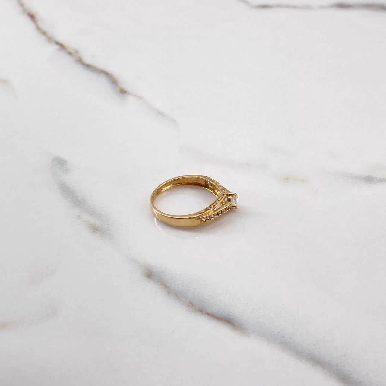 Anillo Arco Doble 2.2gr / T6 1/2 / Circones Blancos Oro Amarillo $