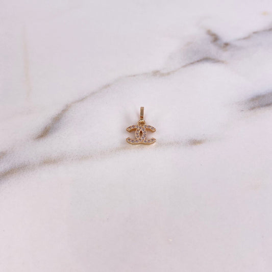 Dije CC 0.5gr / 1.4cm / Circones Blancos Oro Amarillo $