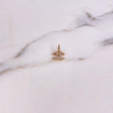 Dije CC 0.5gr / 1.4cm / Circones Blancos Oro Amarillo $