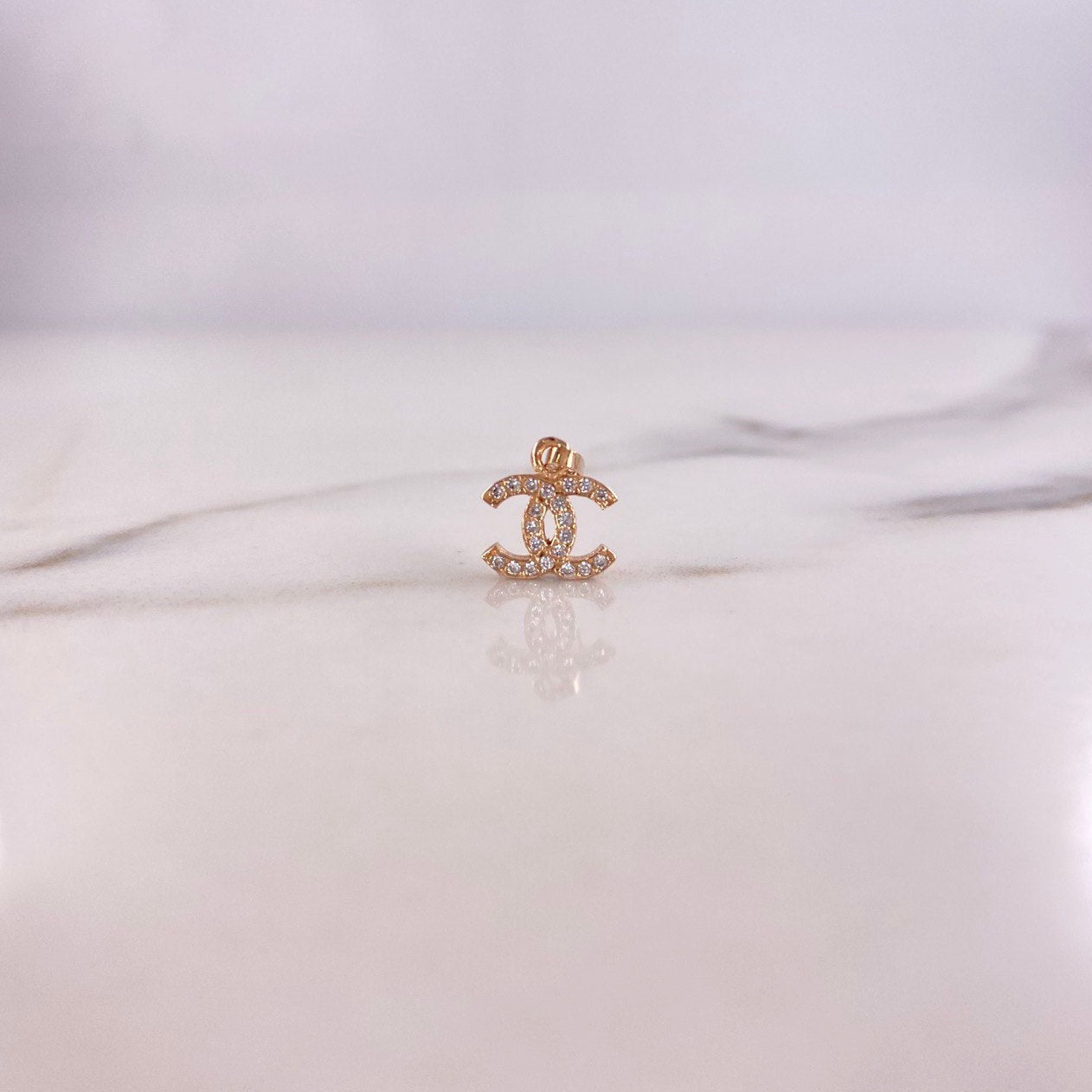 Dije CC 0.5gr / 1.4cm / Circones Blancos Oro Rosa $