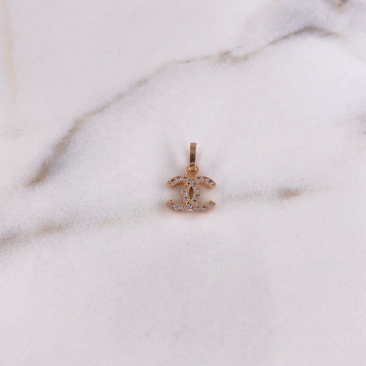 Dije CC 0.5gr / 1.4cm / Circones Blancos Oro Rosa $