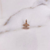 Dije CC 0.5gr / 1.4cm / Circones Blancos Oro Rosa $