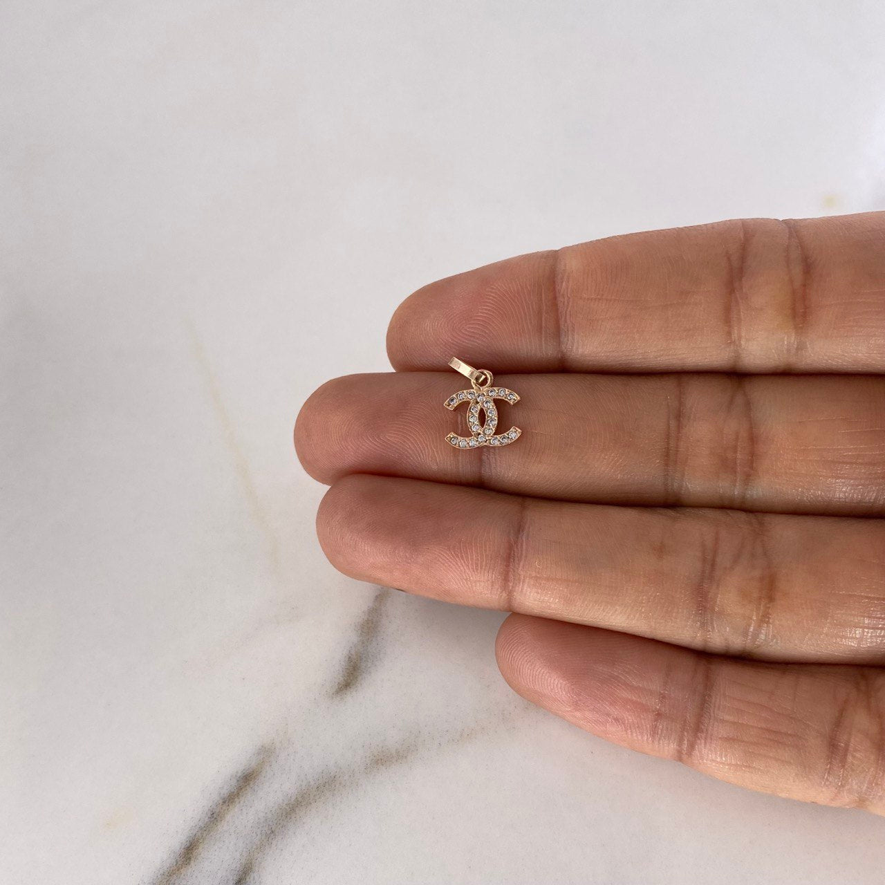 Dije CC 0.5gr / 1.4cm / Circones Blancos Oro Rosa $