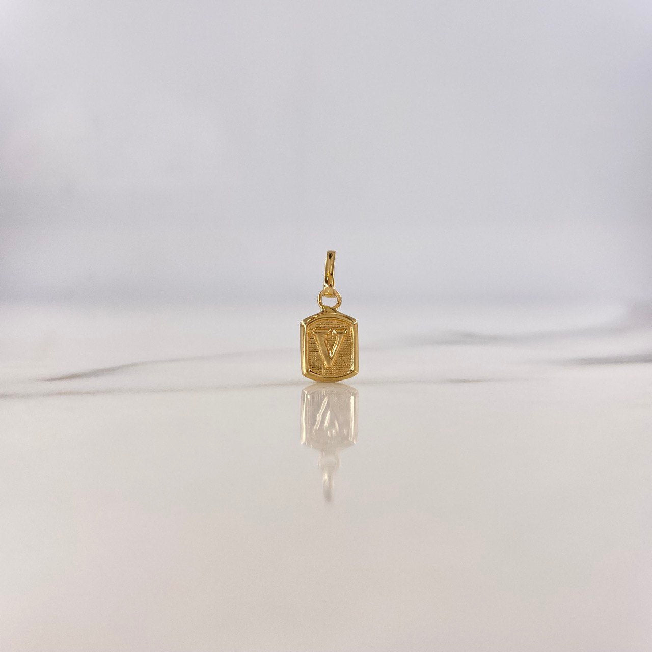 Dije Marco Letra V 0.35gr / 1.5cm / Liso Oro Amarillo $