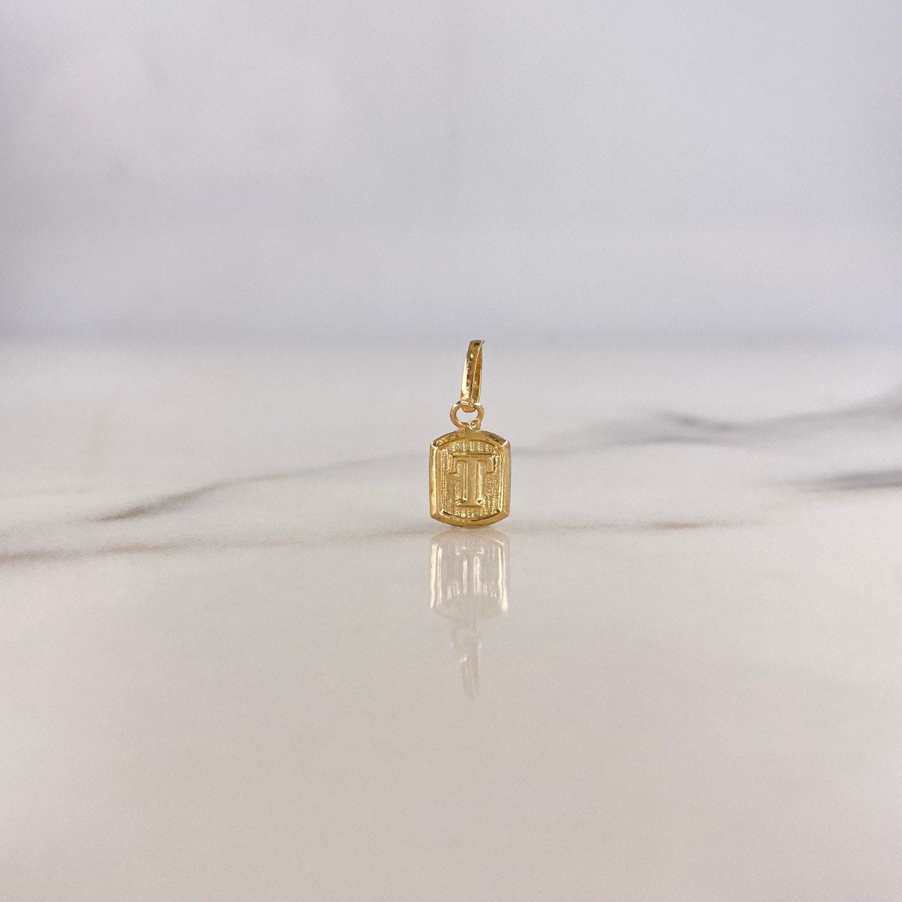 Dije Marco Letra T 0.35gr / 1.5cm / Liso Oro Amarillo $