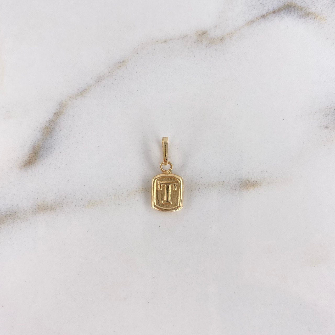 Dije Marco Letra T 0.35gr / 1.5cm / Liso Oro Amarillo $