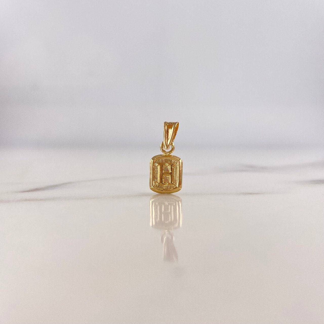 Dije Marco Letra H 0.4gr / 1.5cm / Liso Oro Amarillo $
