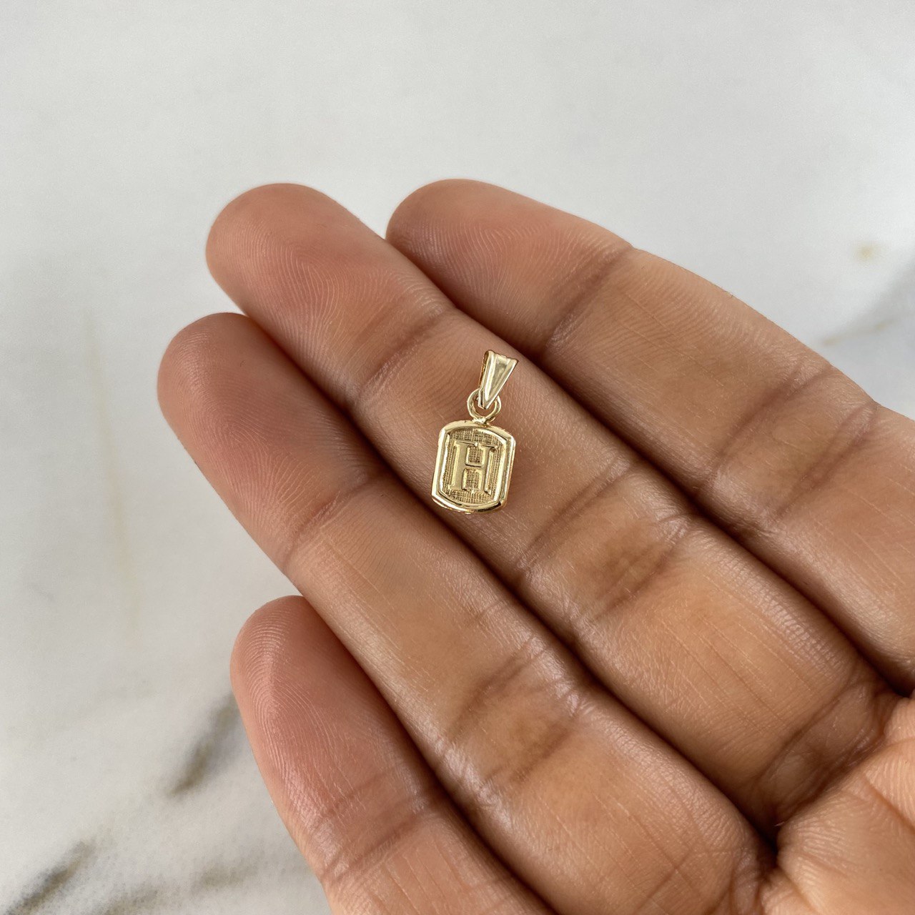 Dije Marco Letra H 0.4gr / 1.5cm / Liso Oro Amarillo $
