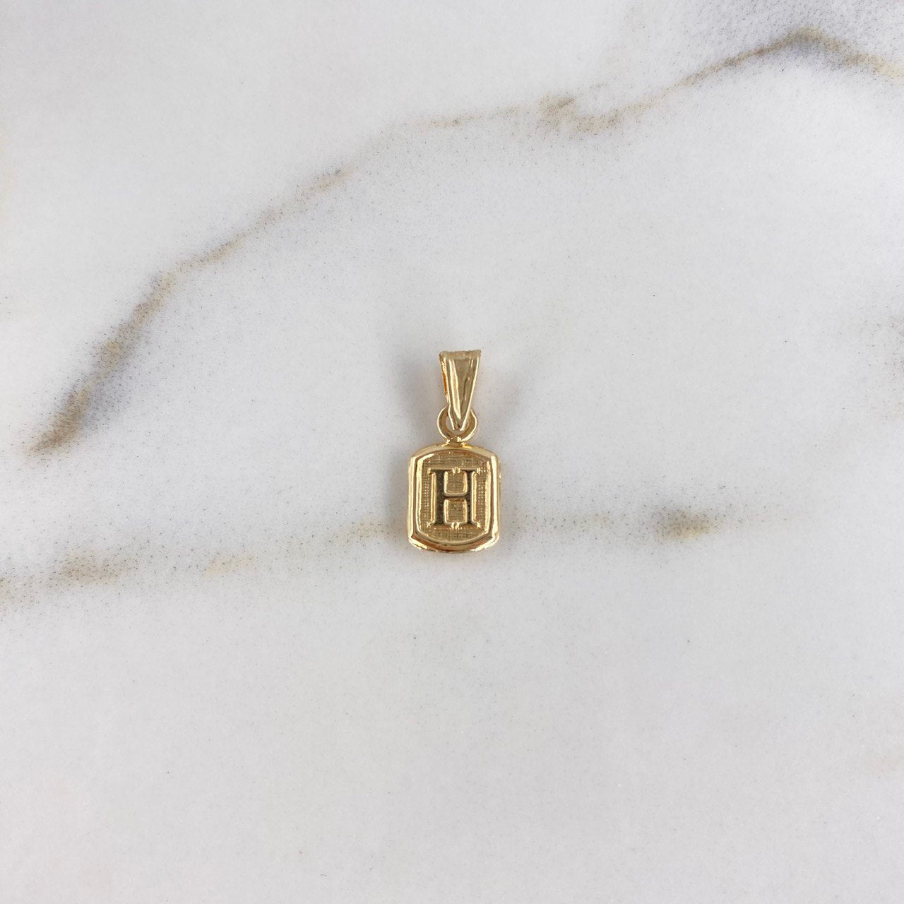 Dije Marco Letra H 0.4gr / 1.5cm / Liso Oro Amarillo $