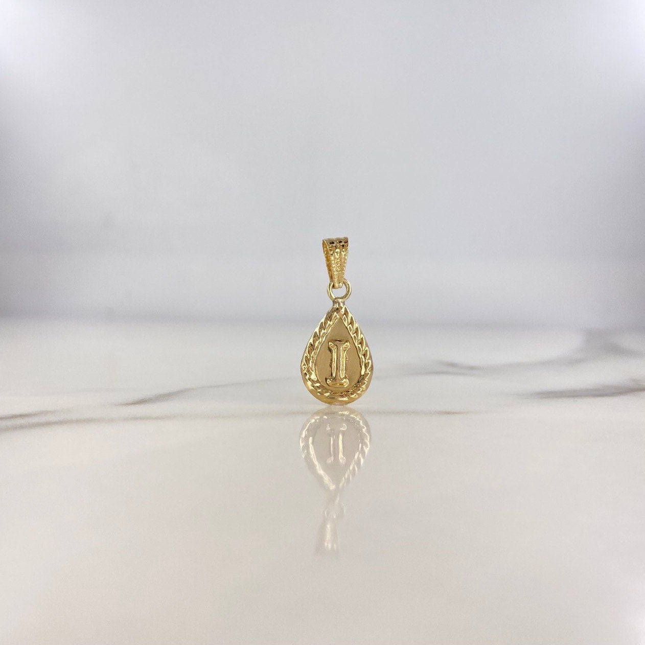 Dije Gota Letra I 0.55gr / 2.5cm / Oro Amarillo $
