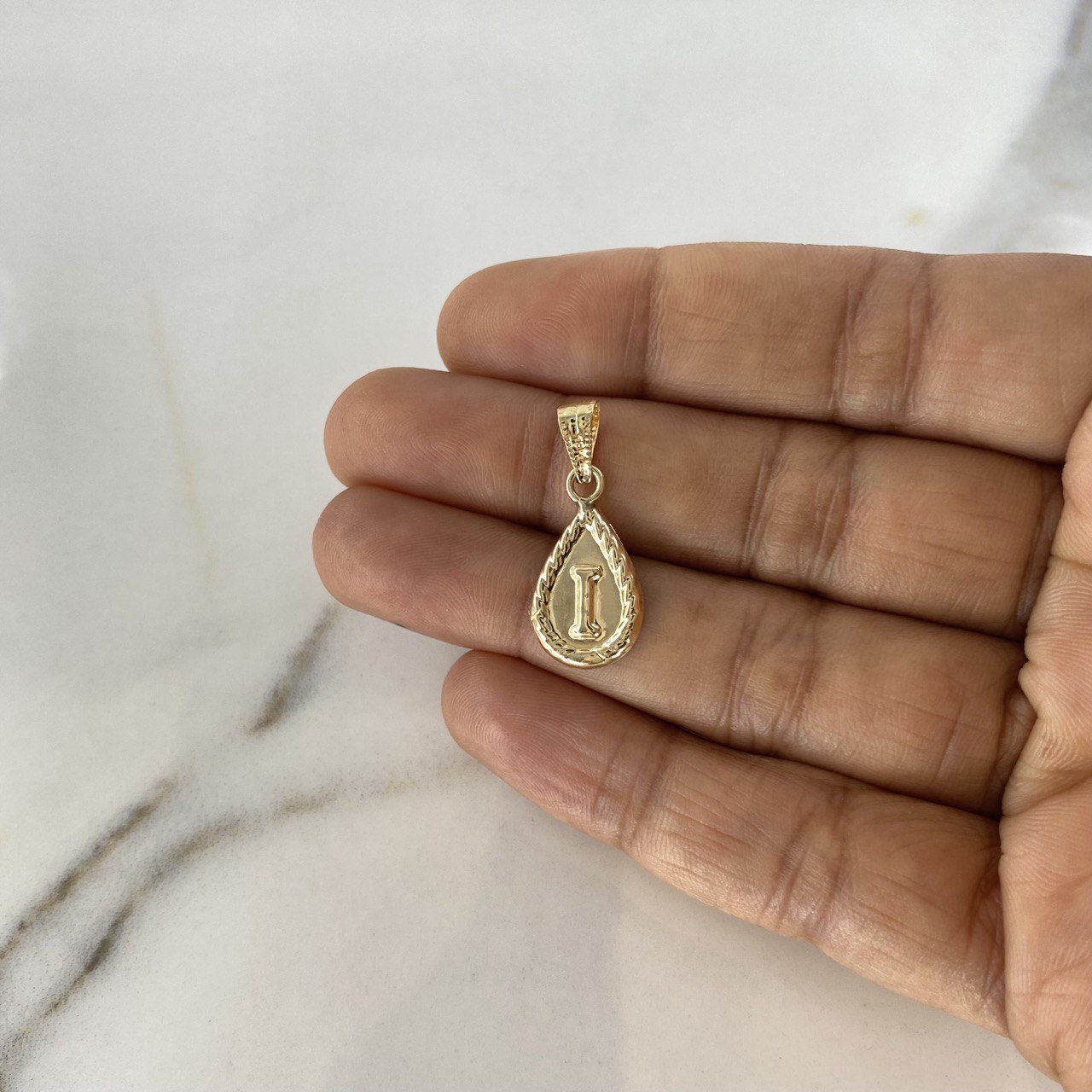 Dije Gota Letra I 0.55gr / 2.5cm / Oro Amarillo $