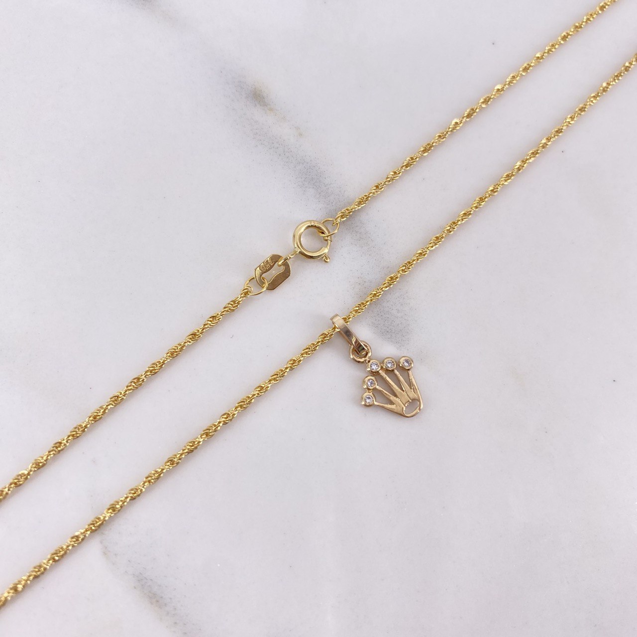 Cadena Lazo 0.95gr / 50cm + Dije Corona Circones Blancos 0.40gr / 1.5cm Oro Amarillo (Oferta) $