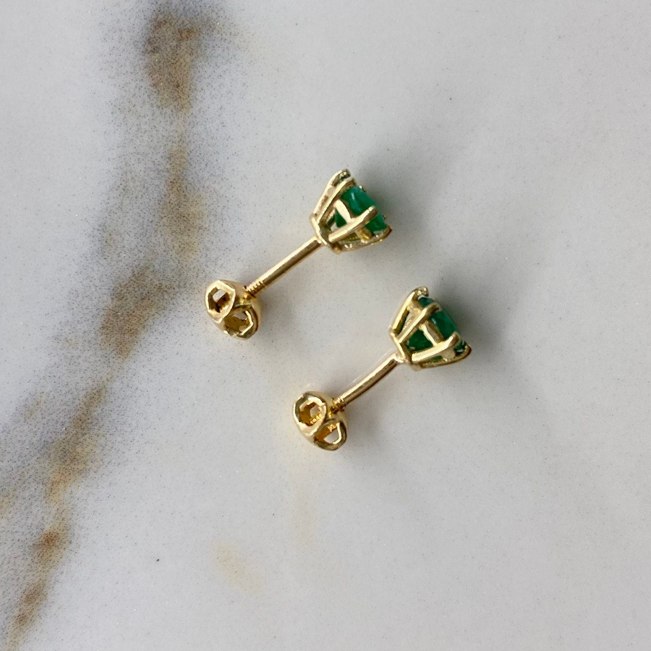 Topos Circulo 1.3gr / 1.3cm / Esmeralda 76pts Seis Garras Oro Amarillo (Joya) $