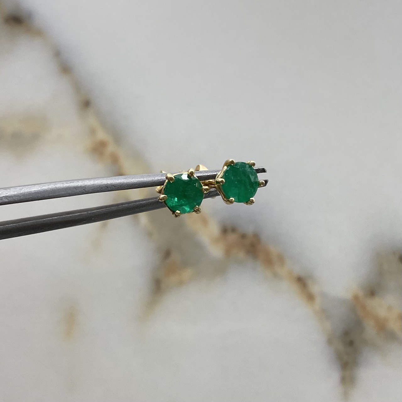Topos Circulo 1.3gr / 1.3cm / Esmeralda 76pts Seis Garras Oro Amarillo (Joya) $