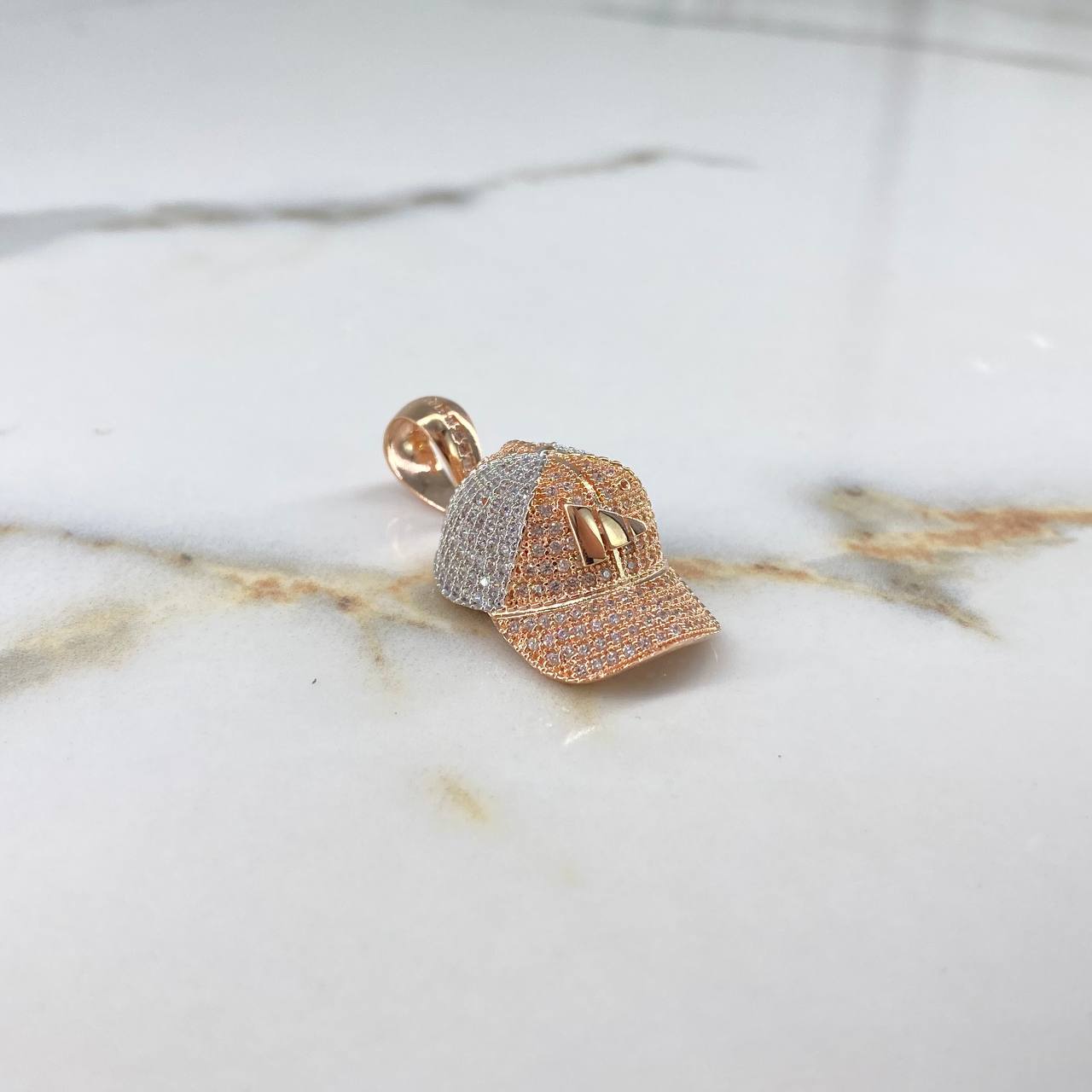Dije Gorra AD 8.45gr / 3.5cm / Circones Blancos Oro Rosa $