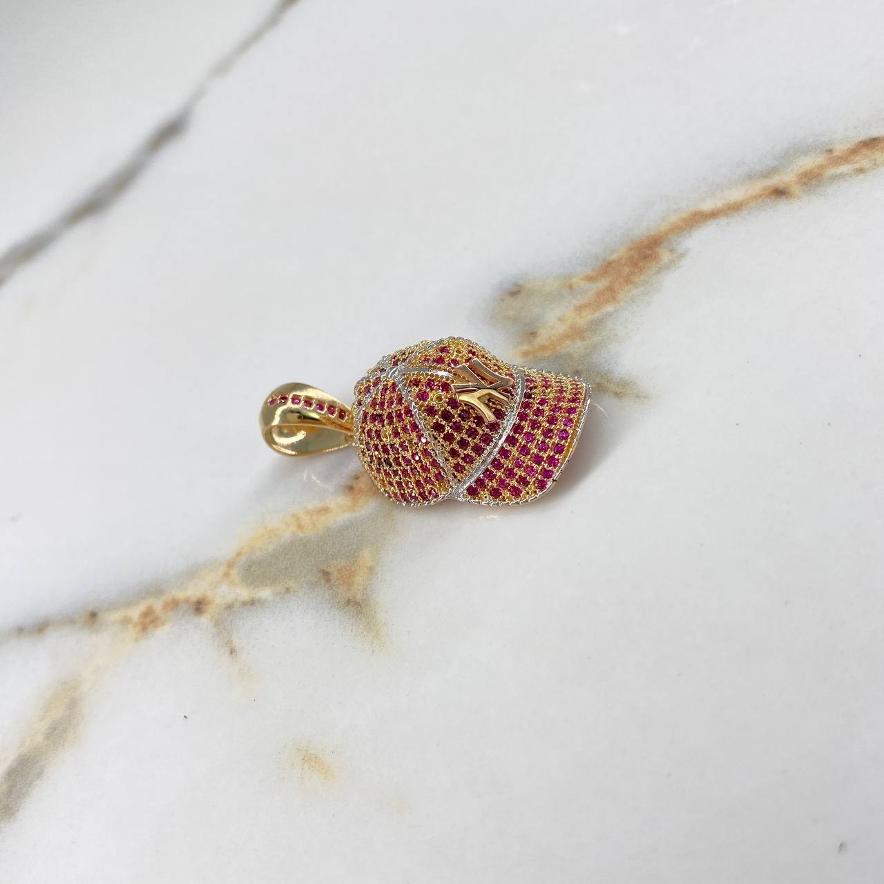 Dije Gorra NY 8.95gr / 3.5cm / Circones Fucsia Dos Oros Amarillo Blanco $