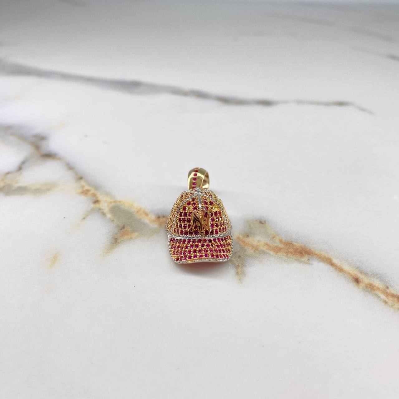 Dije Gorra NY 8.95gr / 3.5cm / Circones Fucsia Dos Oros Amarillo Blanco $