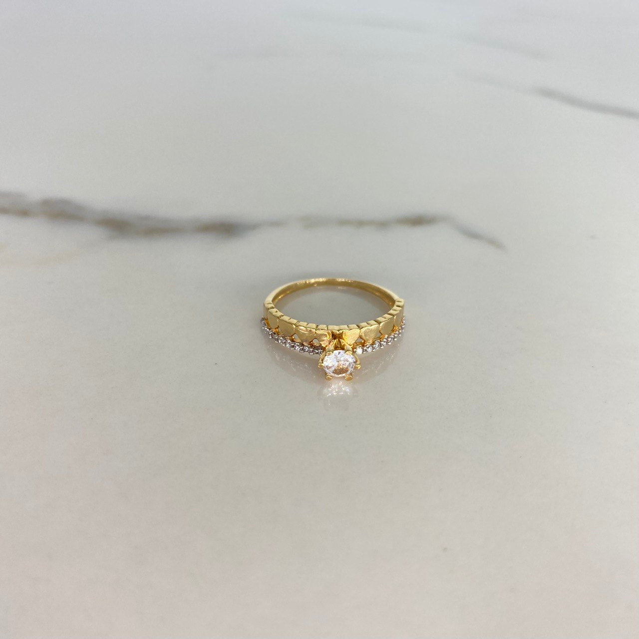 Anillo Solitario Corazones Lineas 2.2gr / T6 1/4 / Circones Blancos Oro Amarillo &