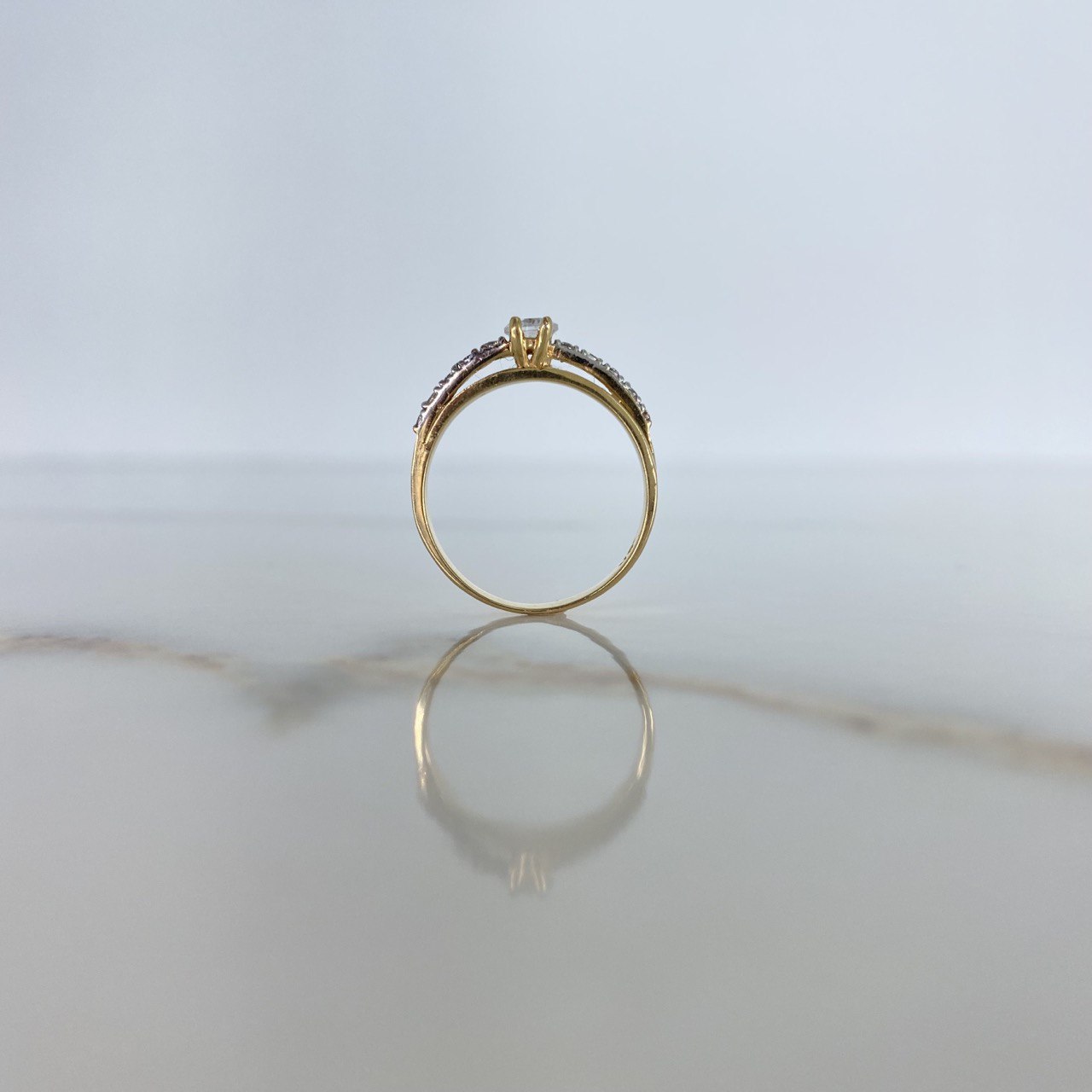 Anillo Solitario Arco 2.4gr / T5 1/2 / Linea Invertida Circones Blancos Oro Amarillo &