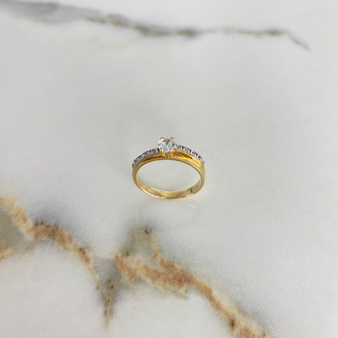 Anillo Solitario Arco 2.4gr / T5 1/2 / Linea Invertida Circones Blancos Oro Amarillo &