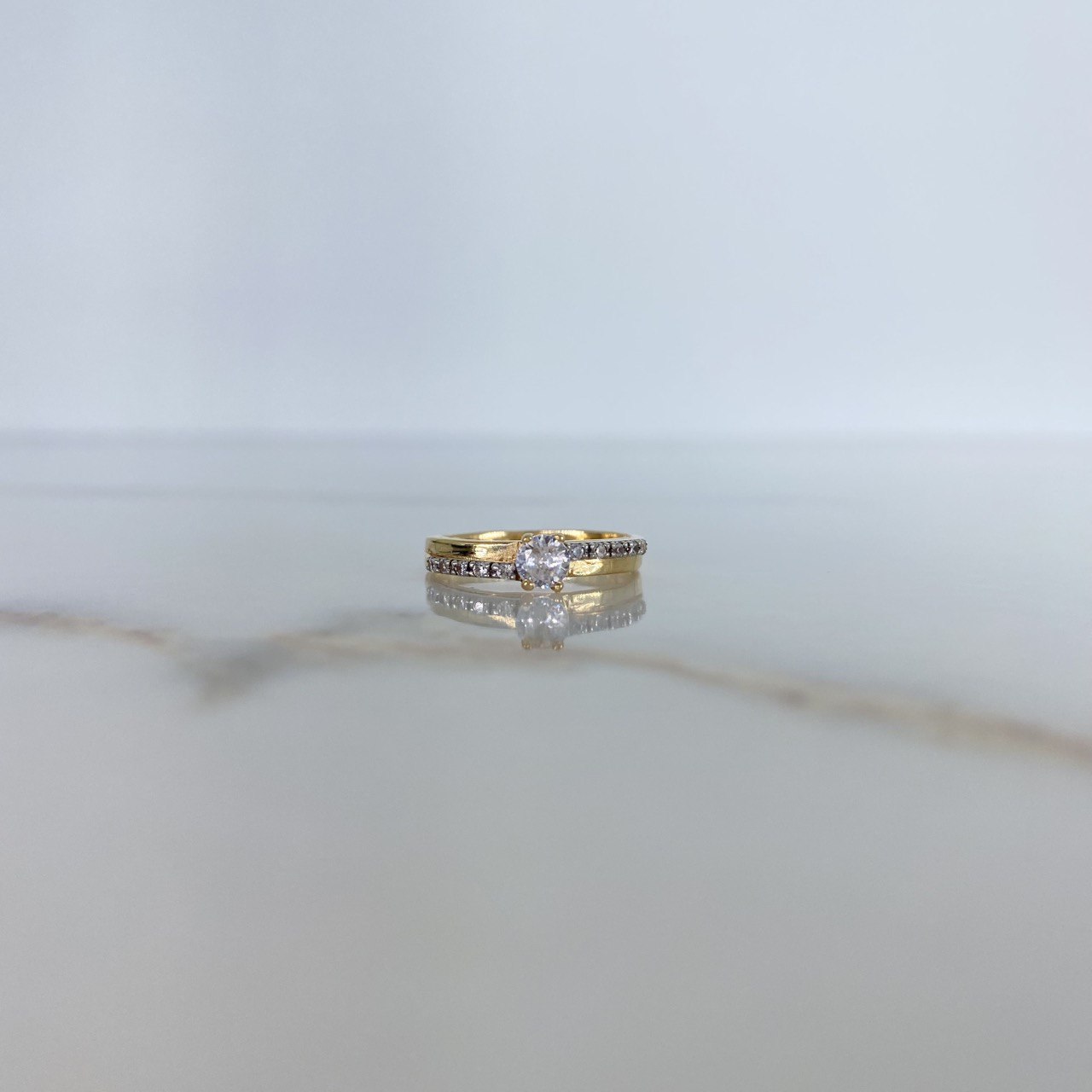 Anillo Solitario Arco 2.4gr / T5 1/2 / Linea Invertida Circones Blancos Oro Amarillo &
