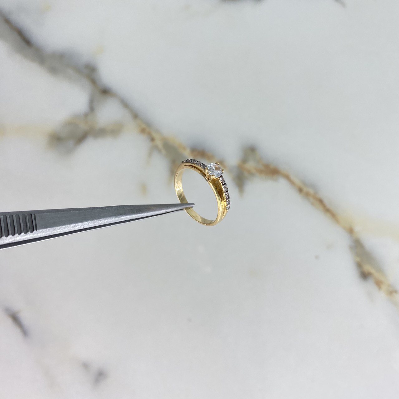 Anillo Solitario Arco 2.4gr / T5 1/2 / Linea Invertida Circones Blancos Oro Amarillo &