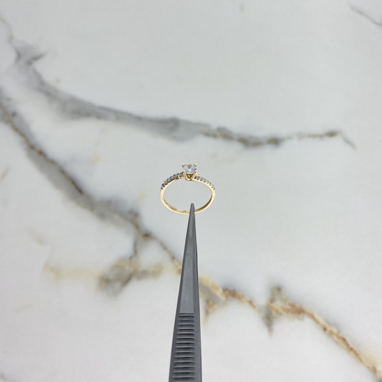 Anillo Linea Invertida 1.6gr / T6 / Solitario Circones Blancos Oro Amarillo &