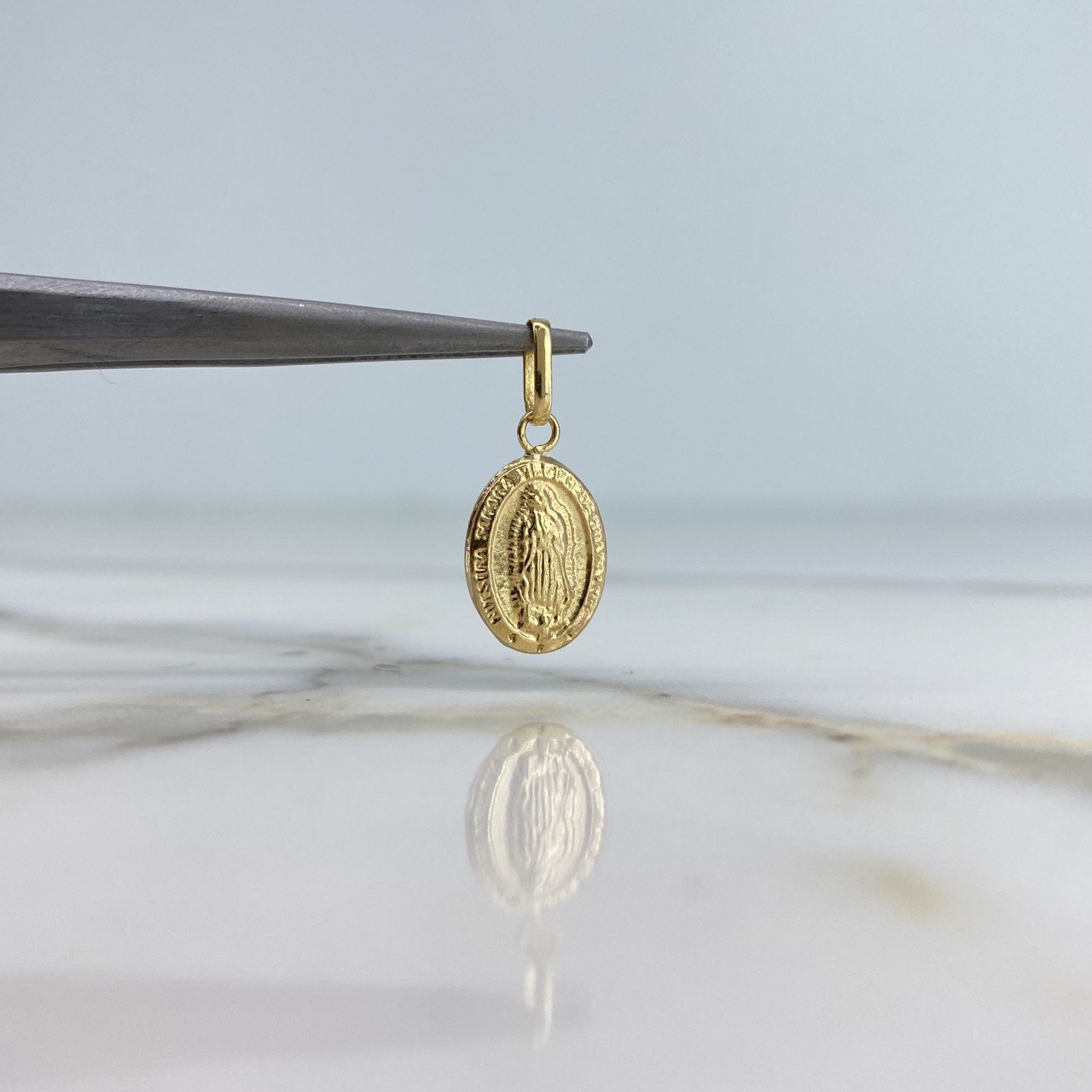 Dije Virgen de Guadalupe 0.55gr / 2cm / Troquelado Oro Amarillo &