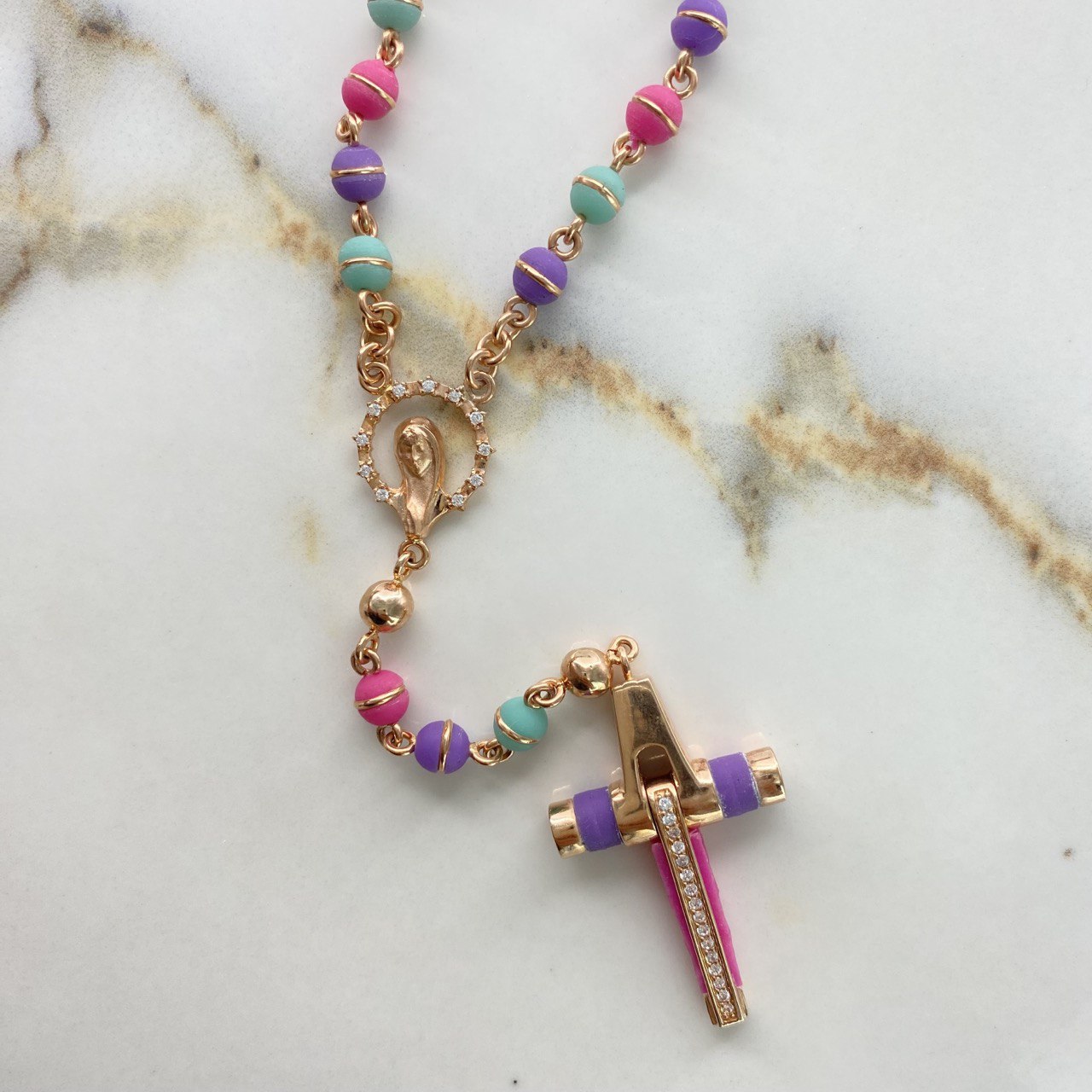 Rosario Virgen María 17.8gr / 60cm / 5mm Neopreno Fucsia Morado Verde Circones Blancos Oro Rosa $