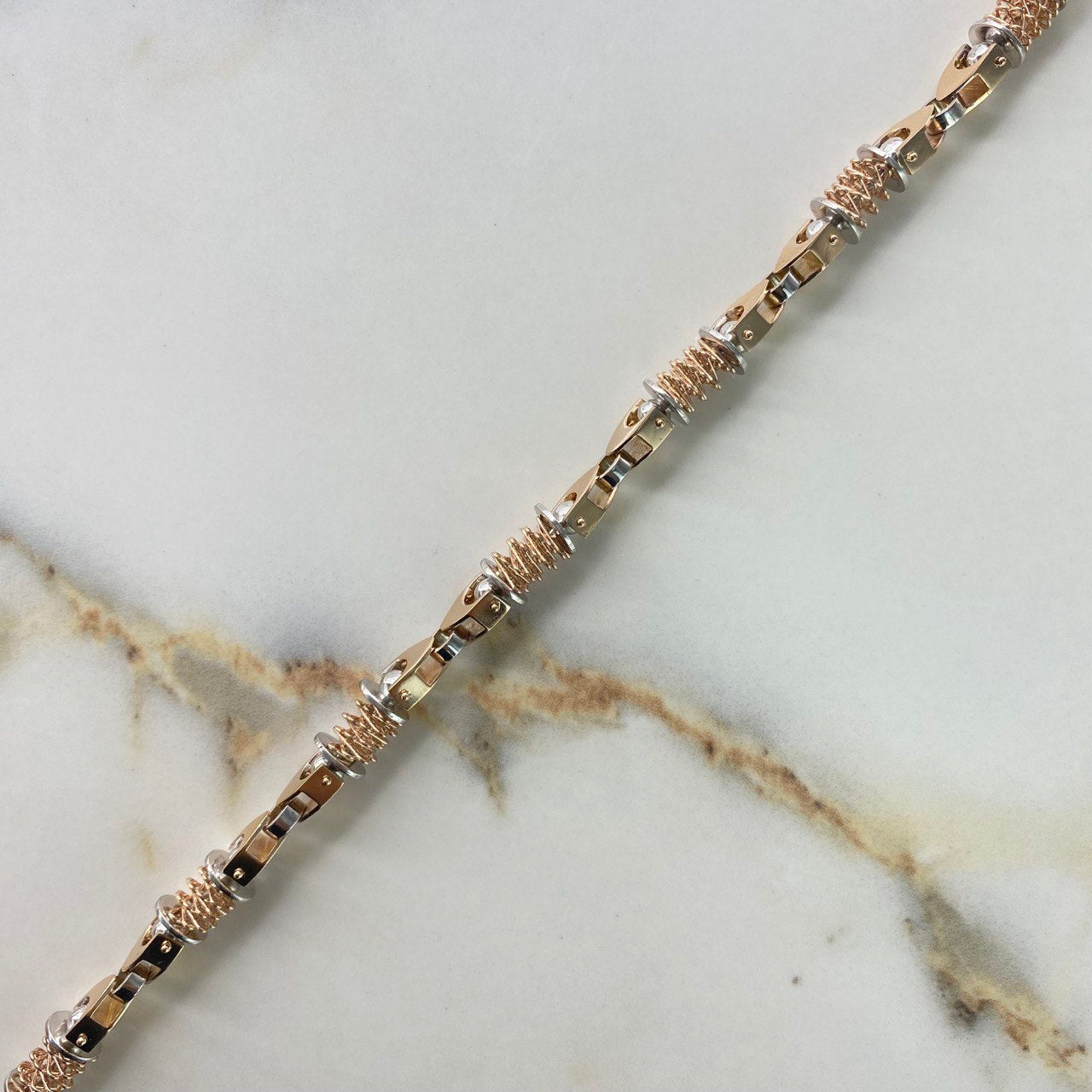 Cadena Rustica Resorte 107.45gr / 70cm / 7.2mm Dos Oros Blanco Rosa $