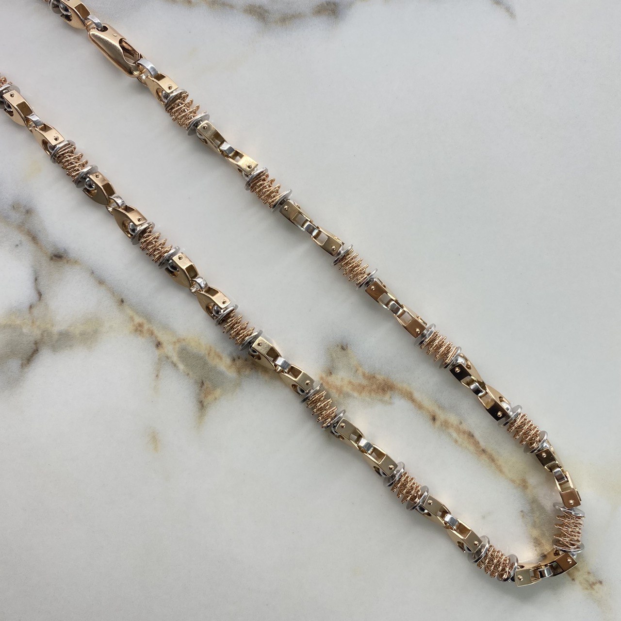 Cadena Rustica Resorte 107.45gr / 70cm / 7.2mm Dos Oros Blanco Rosa $