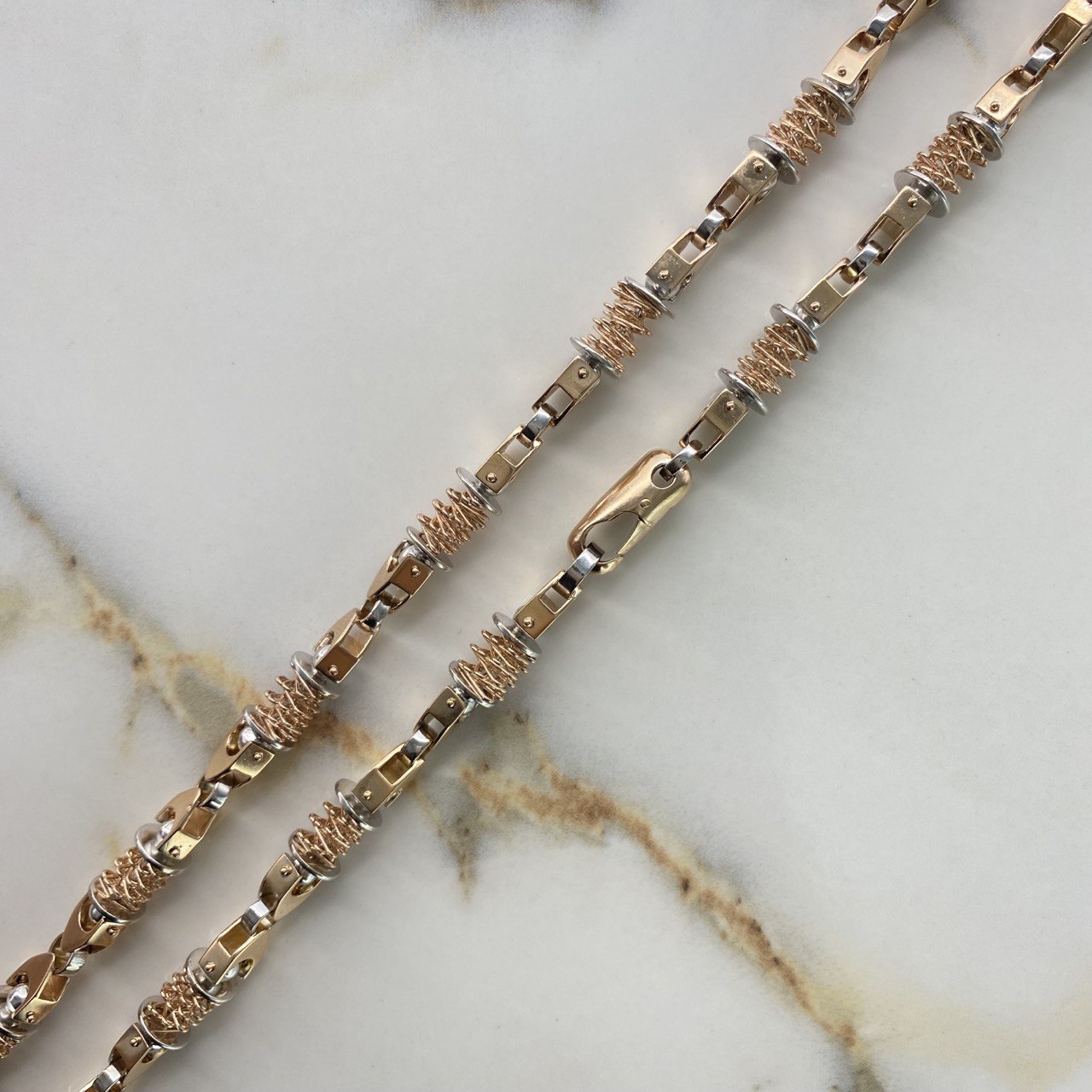 Cadena Rustica Resorte 107.45gr / 70cm / 7.2mm Dos Oros Blanco Rosa $