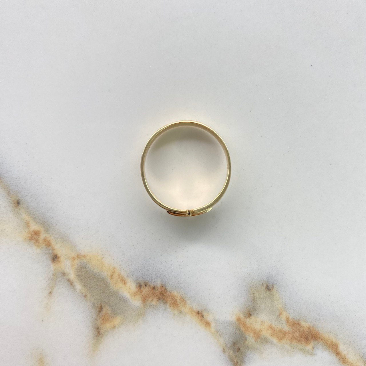 Anillo Placa 3.65gr / T7 1/4 / Circones Verdes Blancos Oro Amarillo $