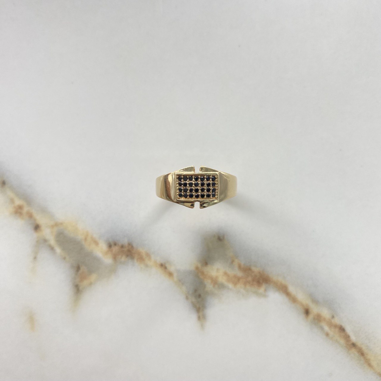 Anillo Placa 3.4gr / T7 1/2 / Circones Negros Oro Amarillo &