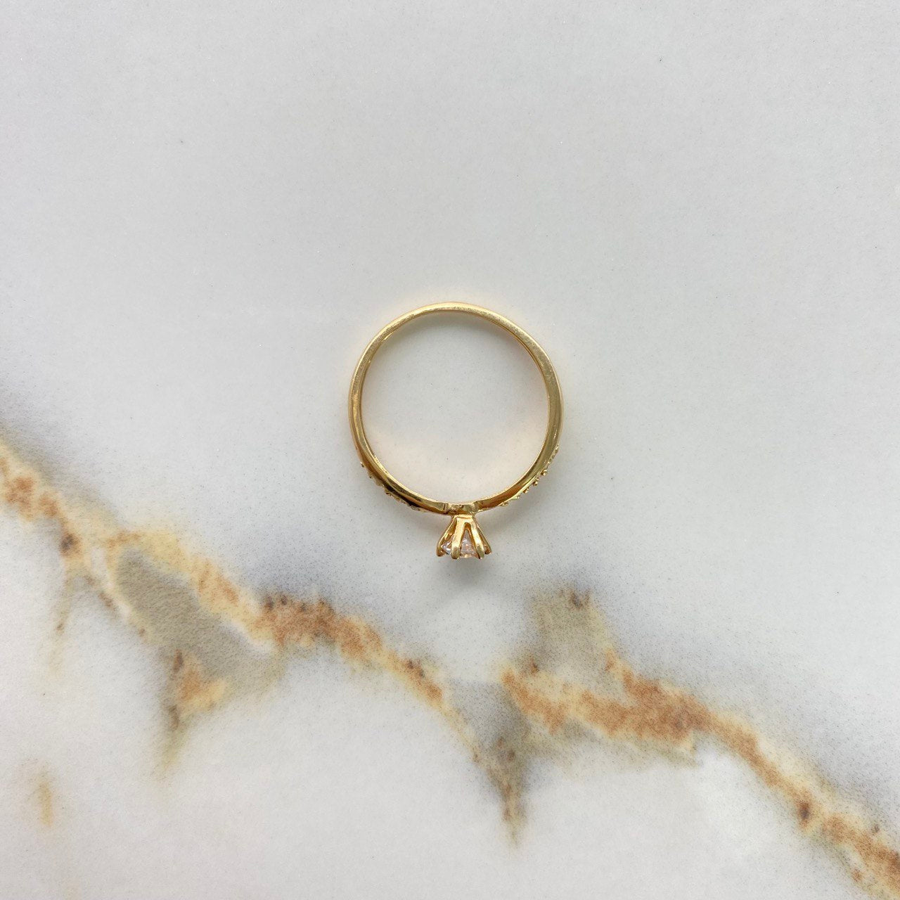 Anillo Solitario Churumbela 1.75gr / T6 1/4 / Circones Blancos Oro Amarillo &