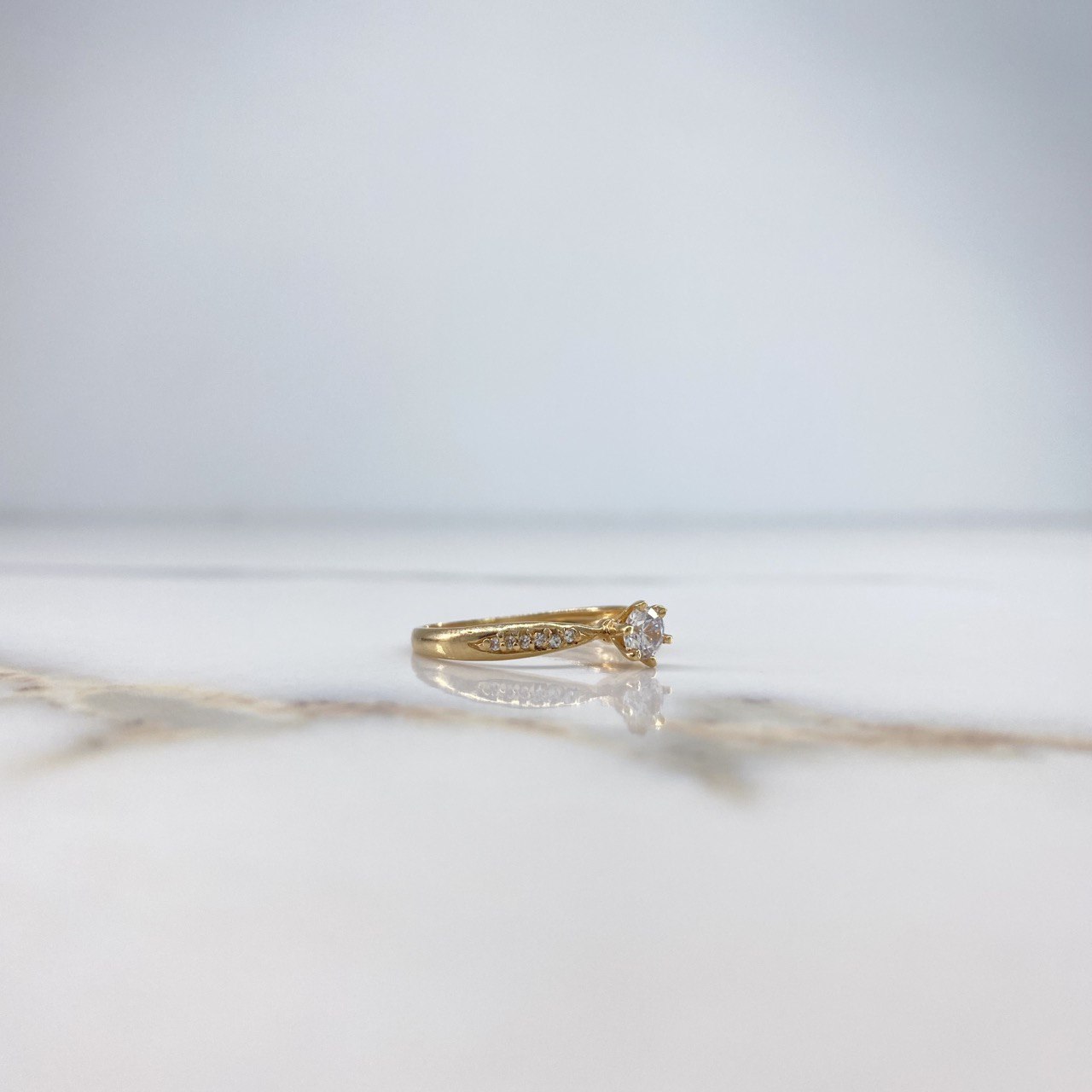 Anillo Solitario Churumbela 1.75gr / T6 1/4 / Circones Blancos Oro Amarillo &