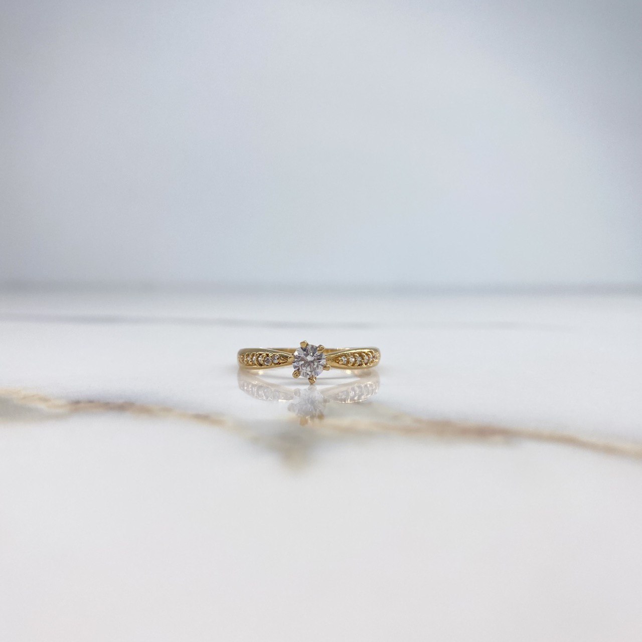 Anillo Solitario Churumbela 1.75gr / T6 1/4 / Circones Blancos Oro Amarillo &