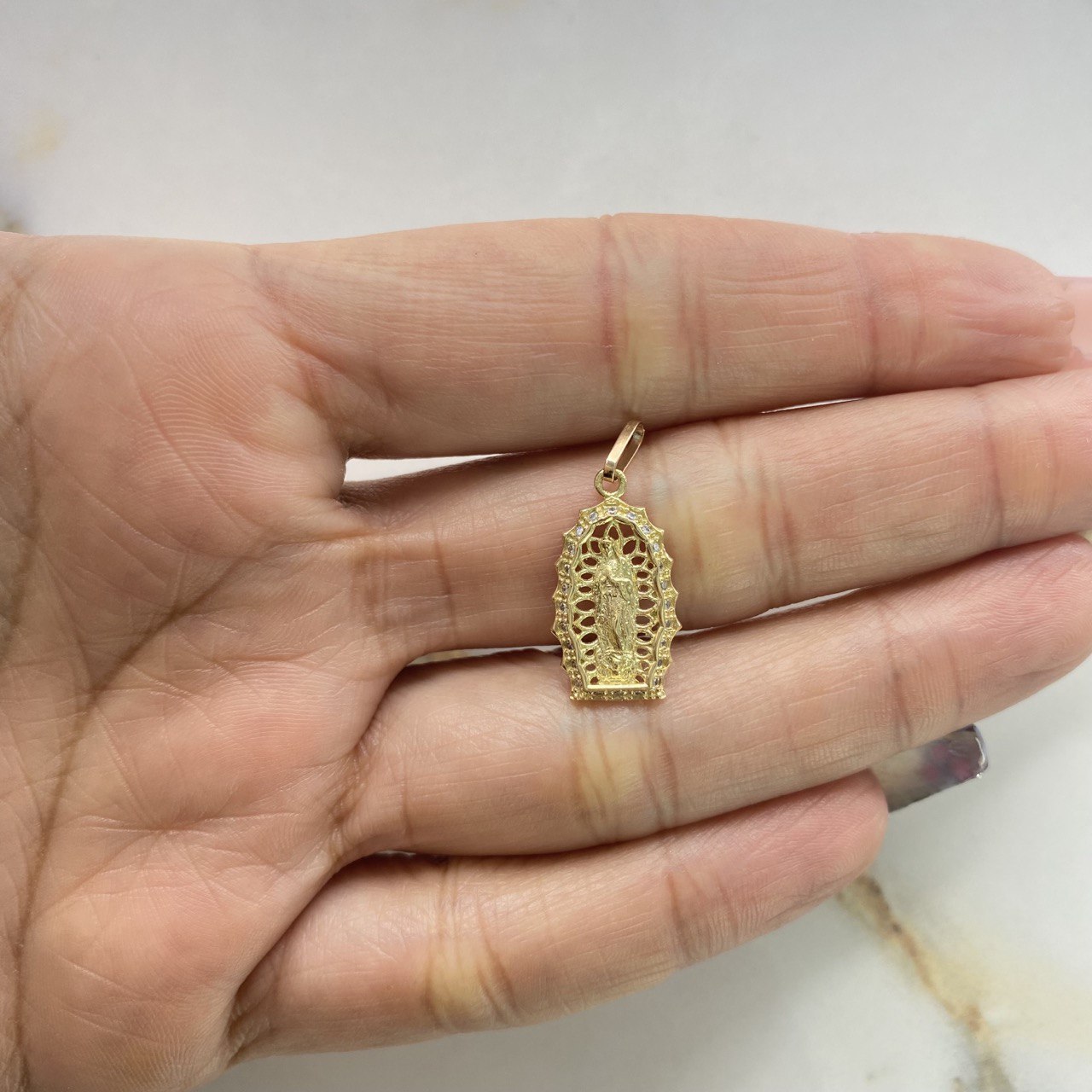 Dije Virgen de Guadalupe 1.9gr / 2.5cm / Circones Blancos Oro Amarillo &