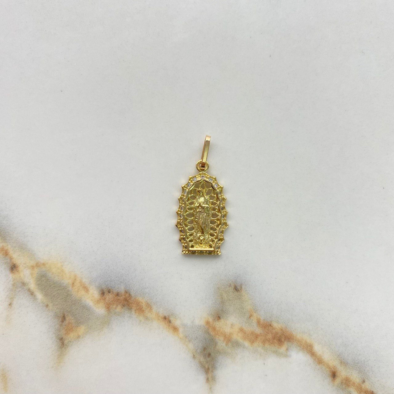 Dije Virgen de Guadalupe 1.9gr / 2.5cm / Circones Blancos Oro Amarillo &