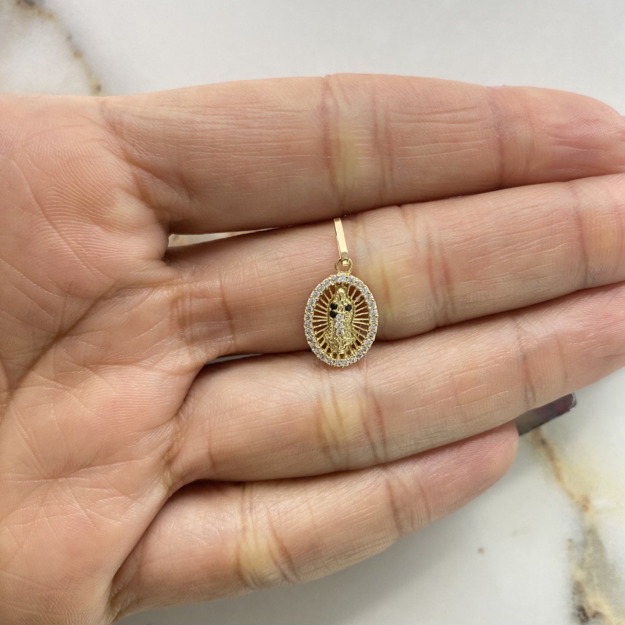 Dije Virgen de Guadalupe 1.15gr / 2cm / Circones Negros Blancos Oro Amarillo &