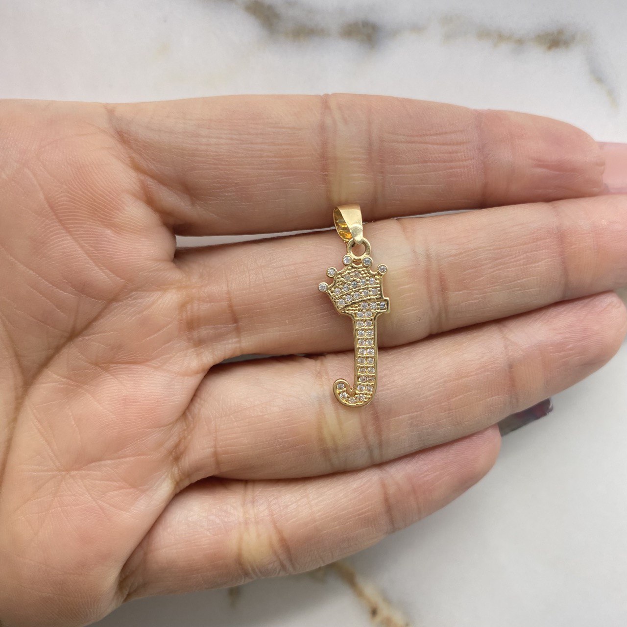 Dije Letra J 1.8gr / 3.7cm / Circones Blancos   Oro Amarillo &