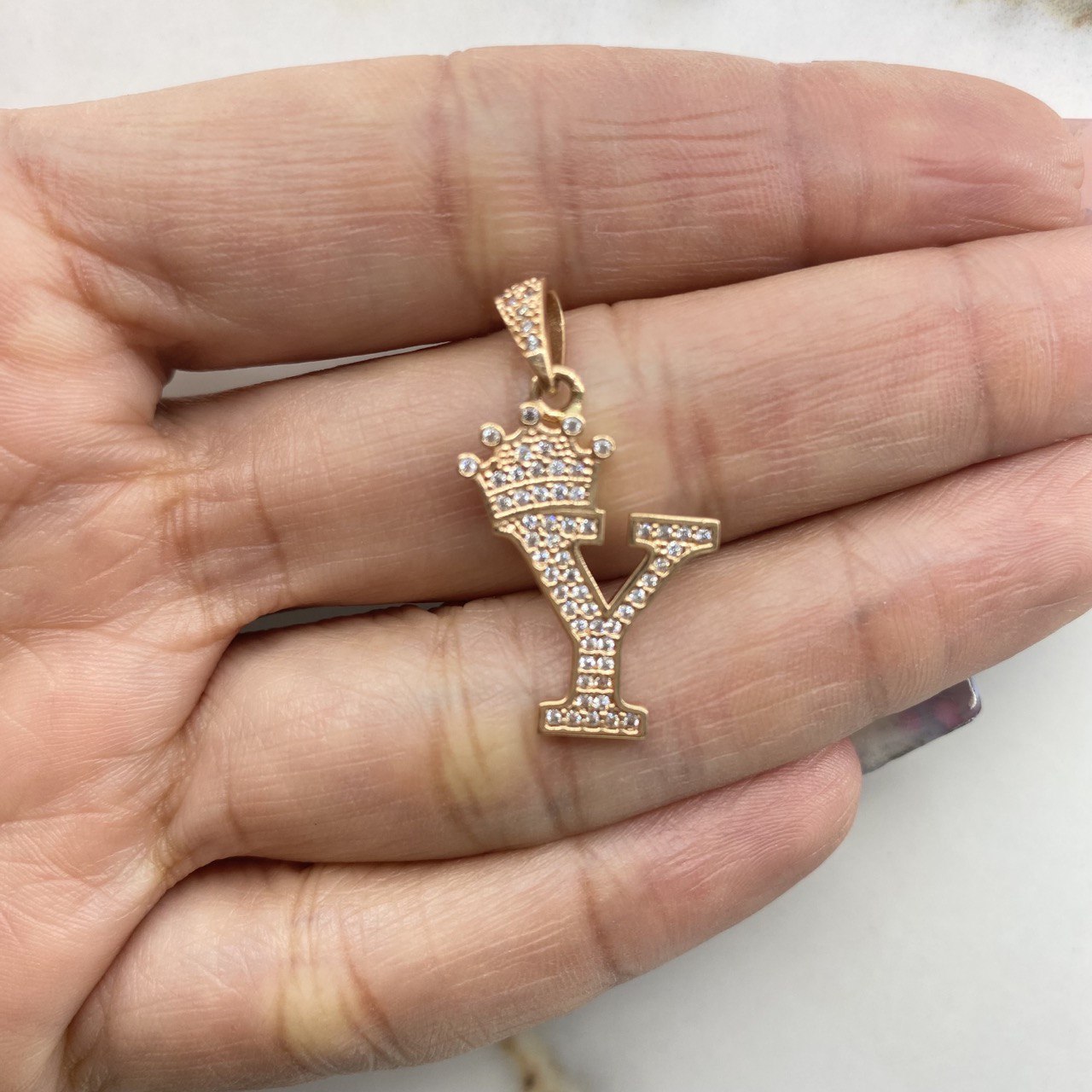 Dije Letra Y 2.6gr / 3cm / Circones Blancos   Oro Rosa &