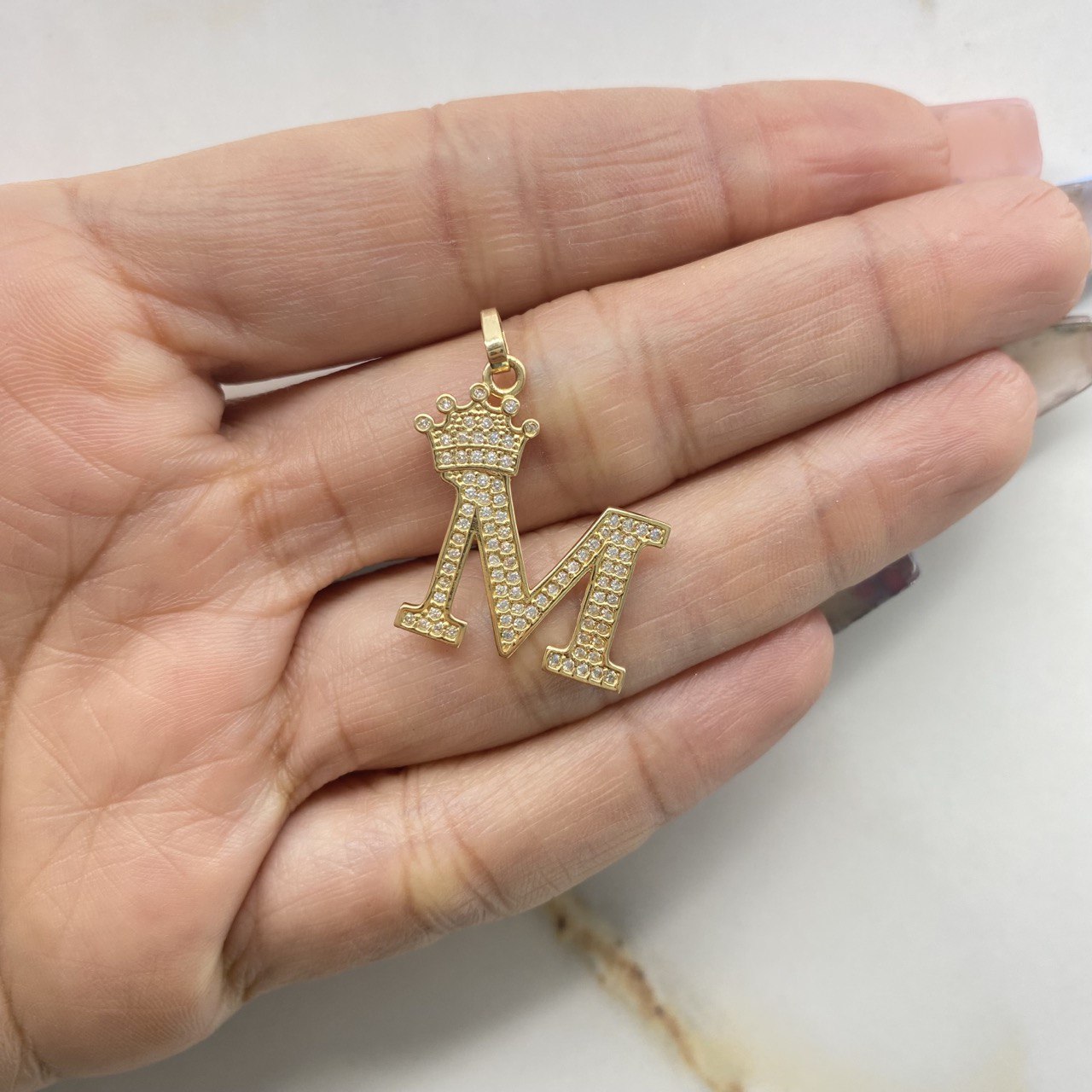 Dije Letra M 3.4gr / 2.7cm / Circones Blancos   Oro Amarillo &