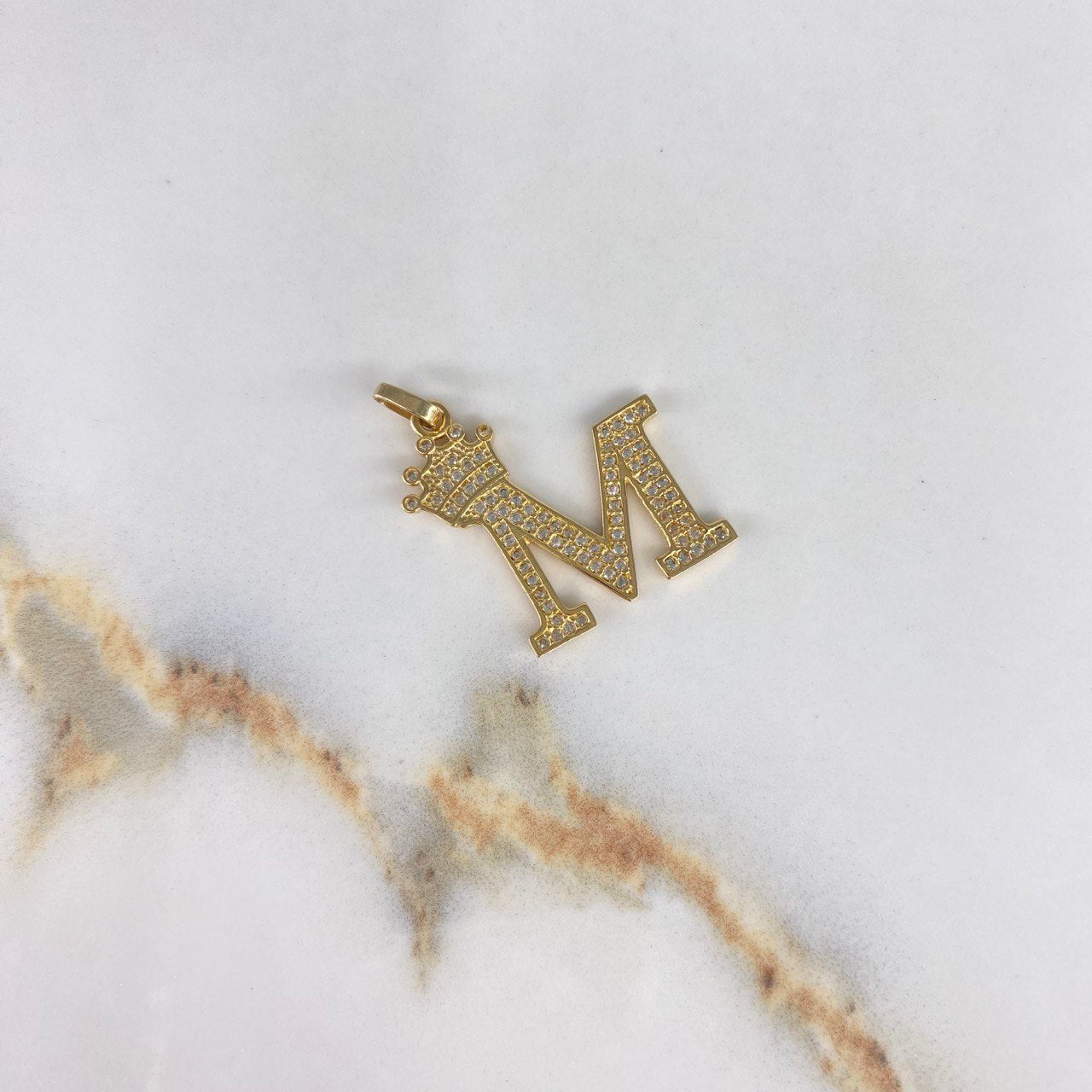 Dije Letra M 3.4gr / 2.7cm / Circones Blancos   Oro Amarillo &