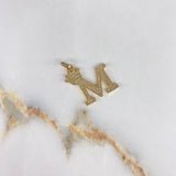 Dije Letra M 3.4gr / 2.7cm / Circones Blancos   Oro Amarillo &