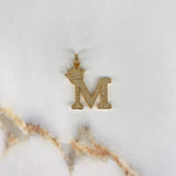 Dije Letra M 3.4gr / 2.7cm / Circones Blancos   Oro Amarillo &