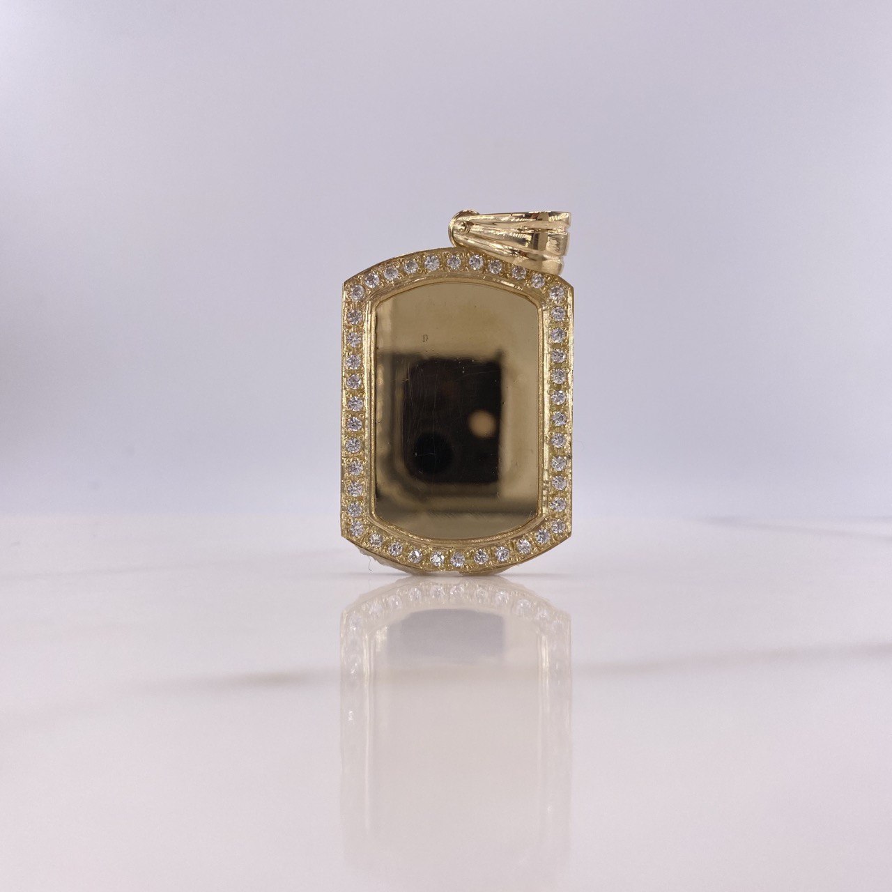 Dije Placa 13.15gr / 4.5cm / Circones Blancos Oro Amarillo $