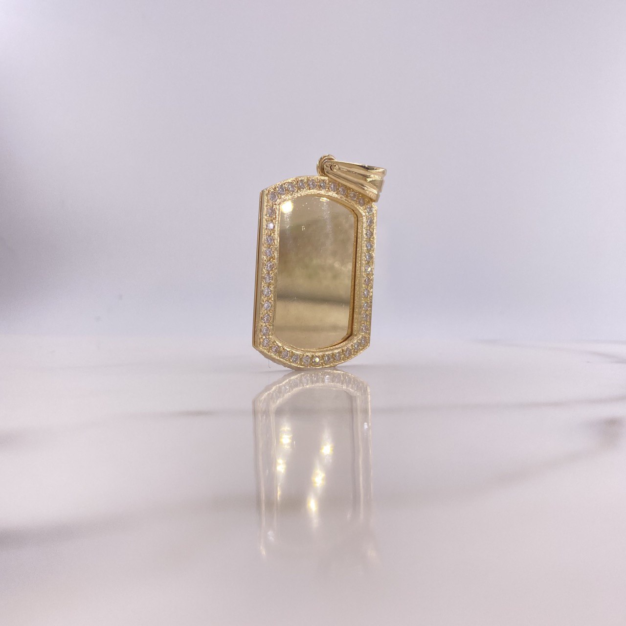 Dije Placa 12.7gr / 4.5cm / Circones Blancos Oro Amarillo $